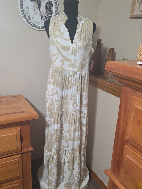 Vince Camuto Dresses & Skirts - Vince Camuto Sleeveless Maxi Dress in Cream & Beige Floral